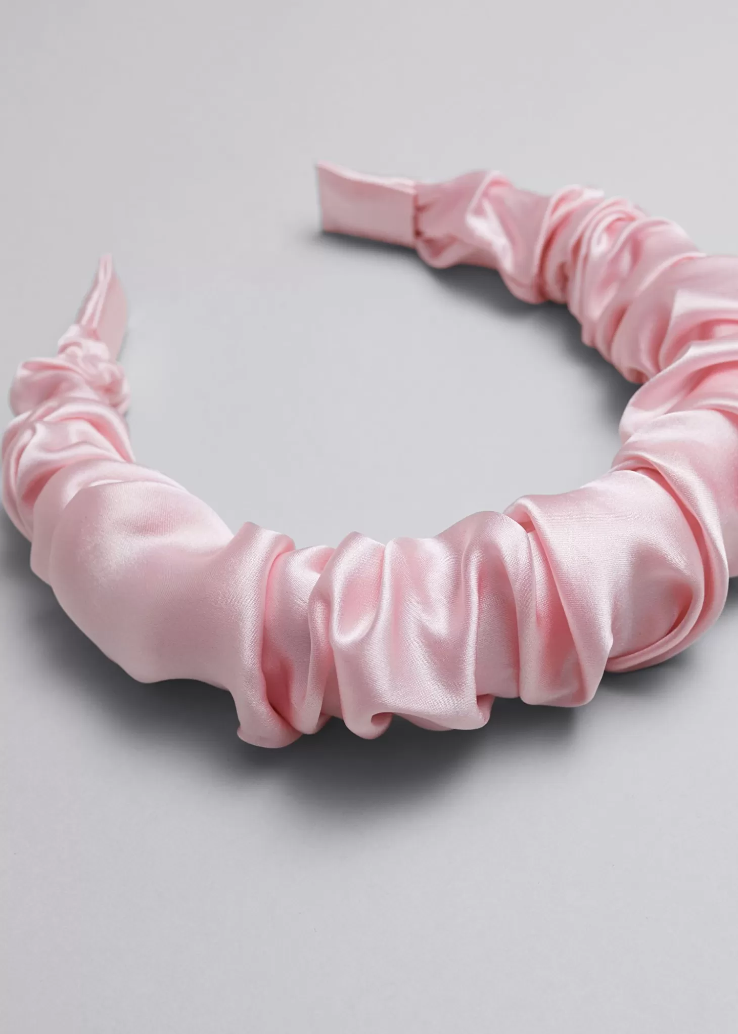 Store & Other Stories Ruched Satin Alice Band Lyserod