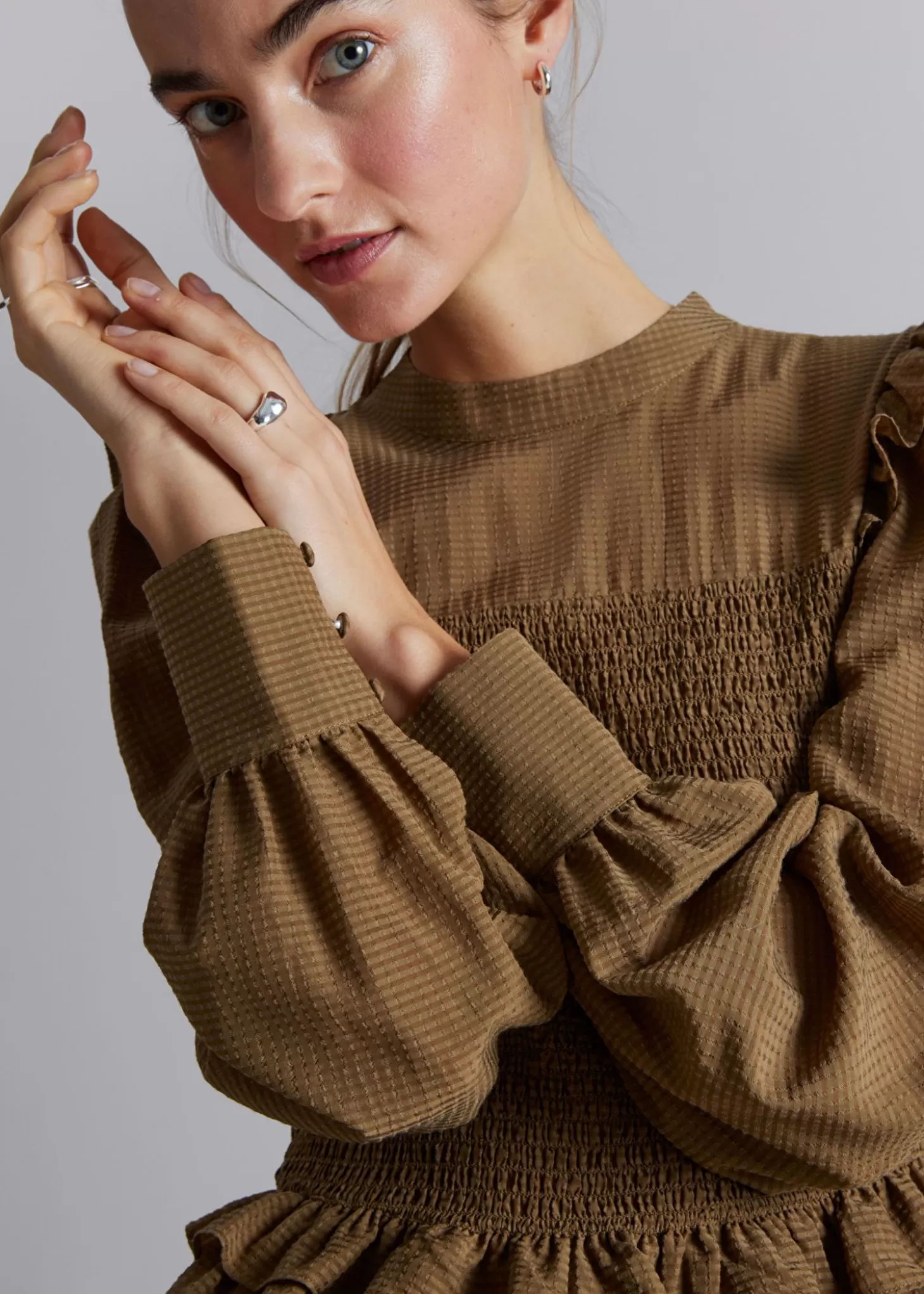 Cheap & Other Stories Smocket Flaesebluse Mork Beige